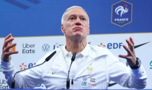 die französische Nationalmannschaft: Der demütigende Troll eines Journalisten gegenüber Didier Deschamps