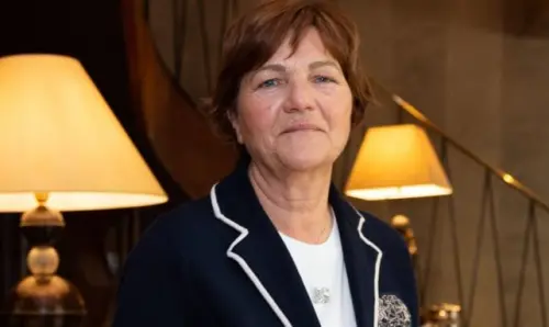 Véronique Rabiot wird über Nasser Al-Khelaïfi und Paris Saint-Germain auspacken.