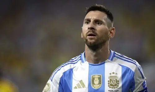 Leo Messi tackelt Raphinha und Brasilien