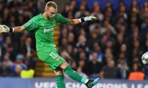 Las Palmas: Jasper Cillessen musste nach einer Darmperforation auf einer Trage evakuiert werden