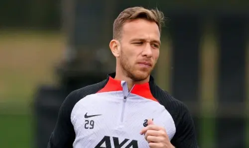 Arthur Melo Opfer eines Taschenraubs auf einem Parkplatz