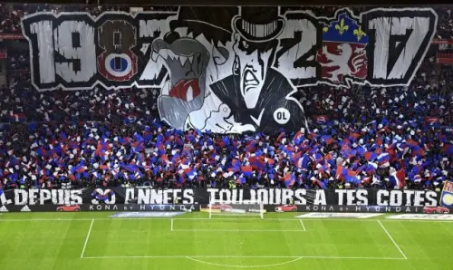 OL: Die Fans entfalten ein Anti-PSG-Banner und beleidigen Nasser Al-Khelaïfi