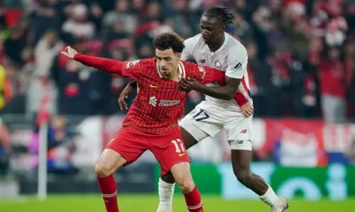 Liverpool: Curtis Jones reagiert mit Humor auf den Scherz eines Fans