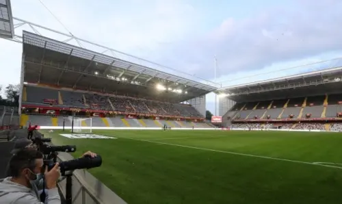 Lens: Die Rot-Gelben entfalten ein Banner zur Unterstützung der Anhänger von Saint-Étienne