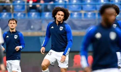 Bordeaux bietet als Aufstiegsprämie in die National… die offiziellen Vereins-Crocs an